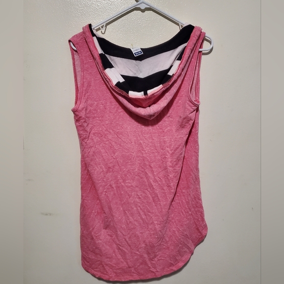 A Hooded tank top - Picture 2 of 3